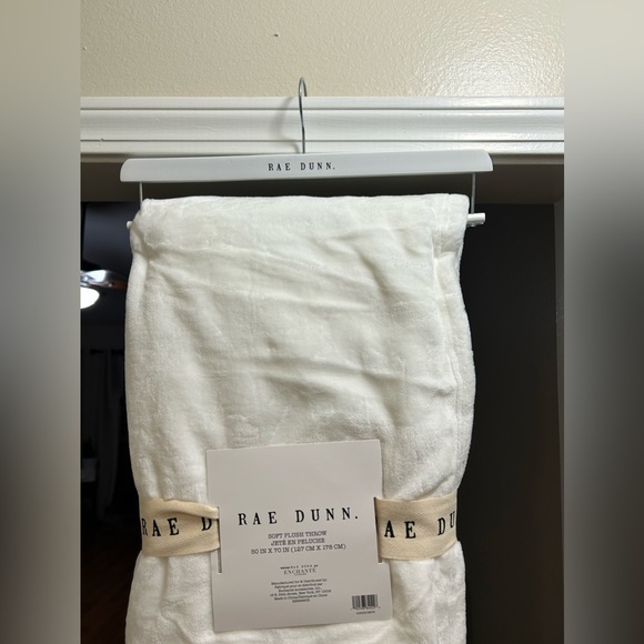 NWT RAE DUNN EVERYONE IS WELCOME HERE RAINBOW 🌈 EMBROIDERED PLUSH THROW - Picture 9 of 13